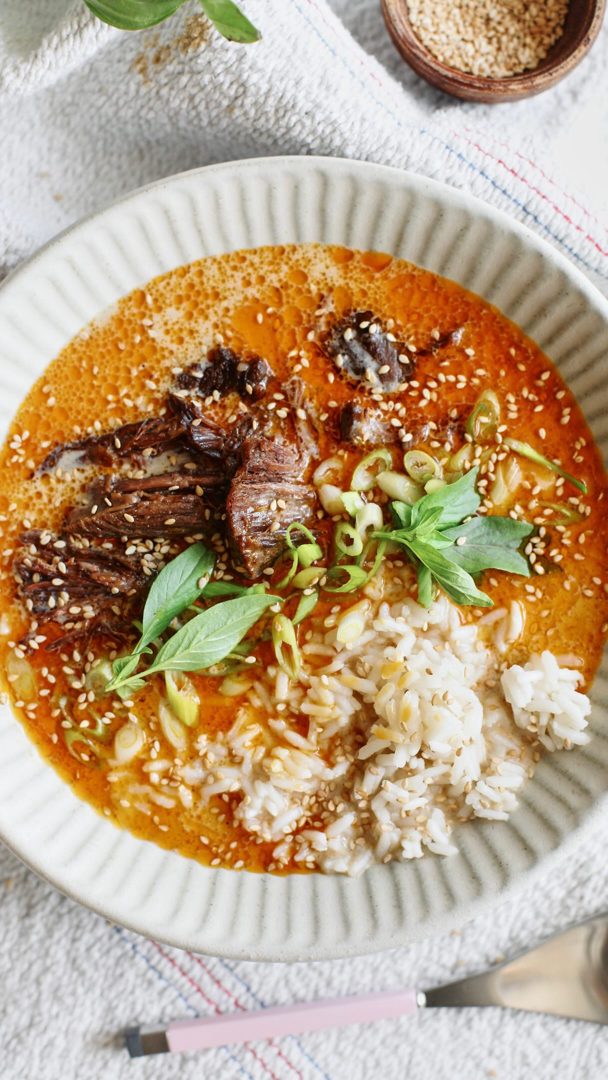 کاسه برنج با دنده گوساله و آبگوشت تند